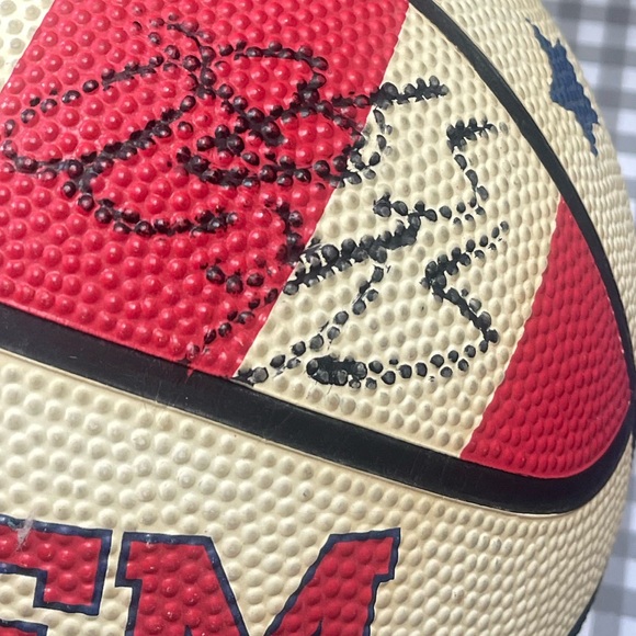 Authentic Harlem GlobeTrotters Fan Pack - Picture 6 of 13